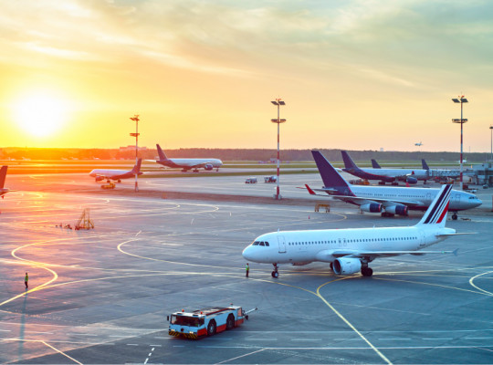 Flughafen mit idyllischem Sonnenuntergang