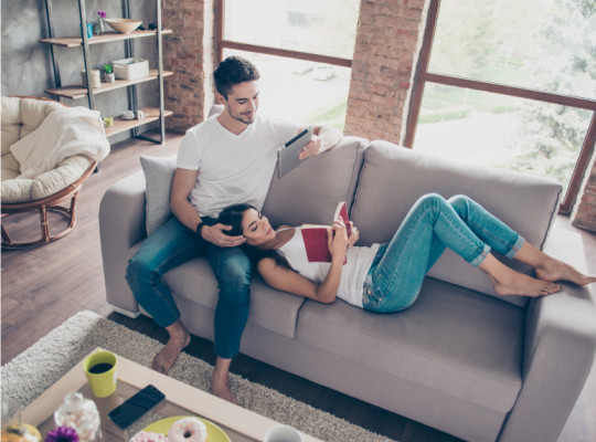 Ein junges Paar, das auf der Couch entspannt
